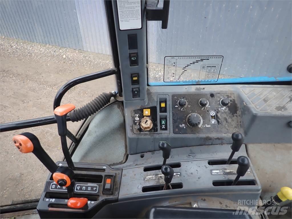 New Holland 7840 الجرارات