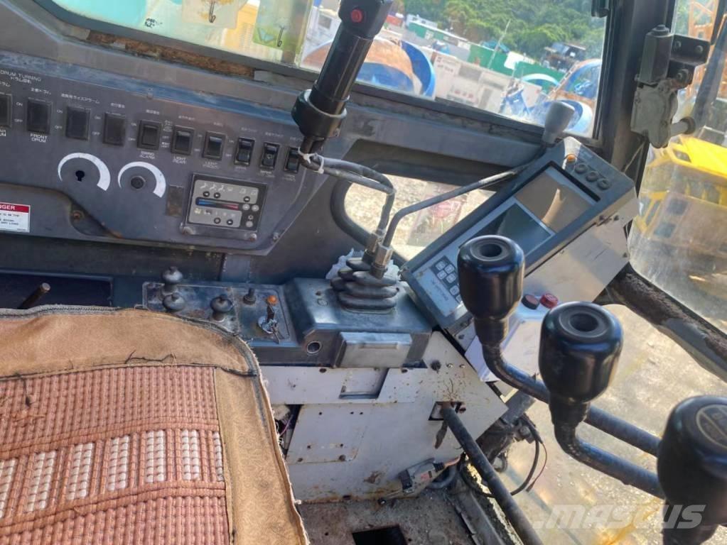 Kobelco CKE 2500 رافعات مجنزرة
