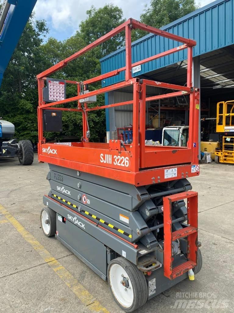 SkyJack SJ 3226 رافعات مقصية الشكل