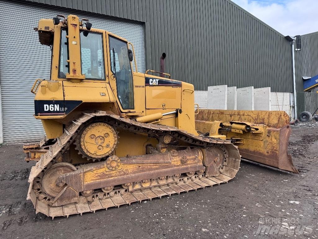 CAT D 6 N LGP بلدوزرات مجنزرة