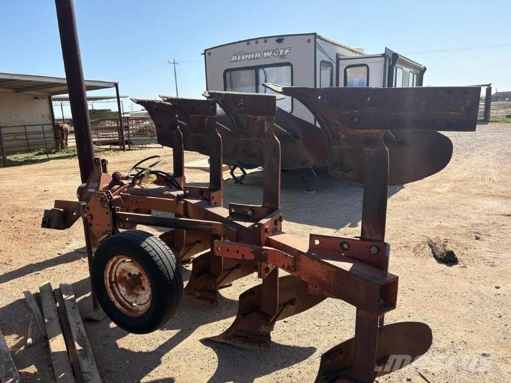 Case IH 140 plow ملحقات أخرى للجرارات