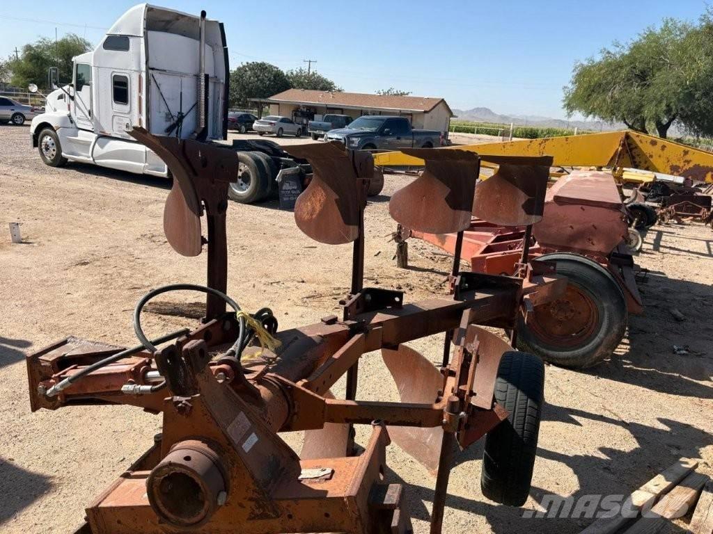 Case IH 140 plow ملحقات أخرى للجرارات