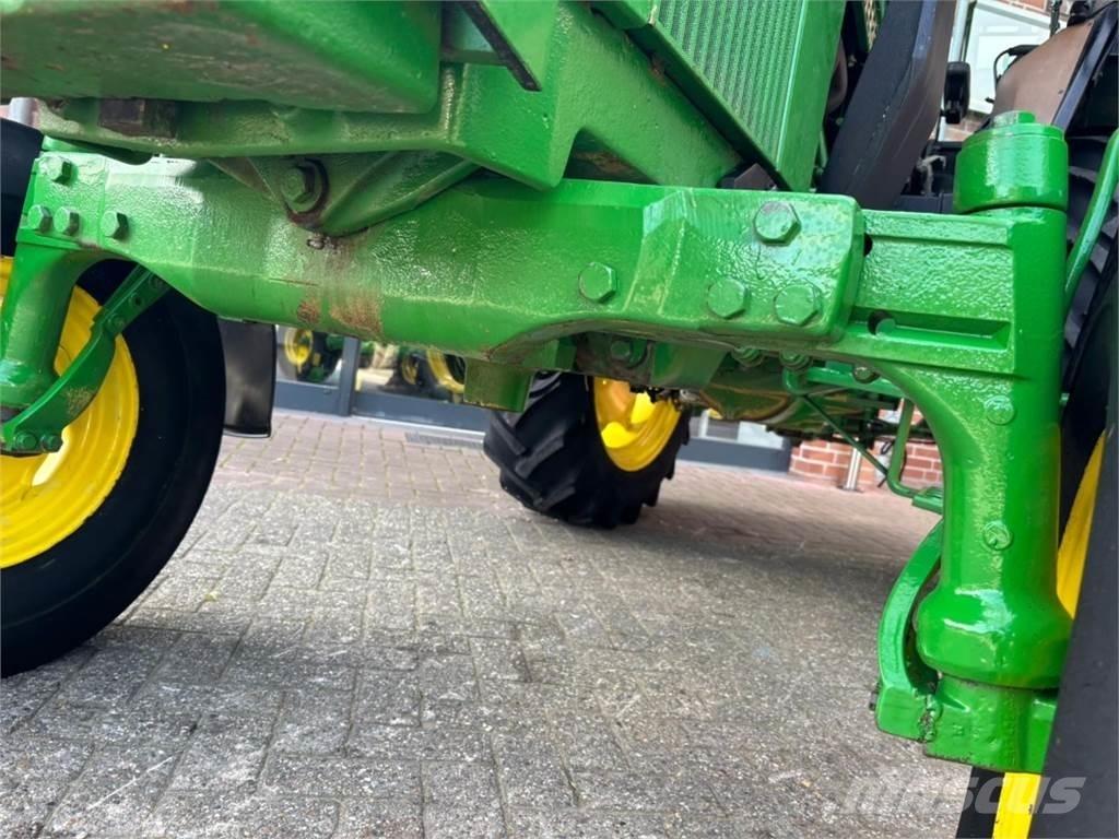 John Deere 1640 الجرارات