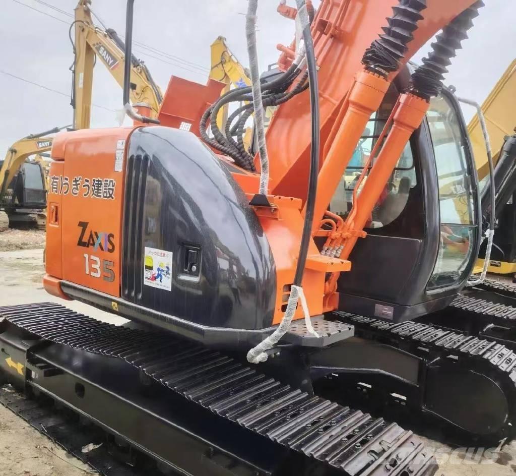 Hitachi 135US-6 حفارات زحافة