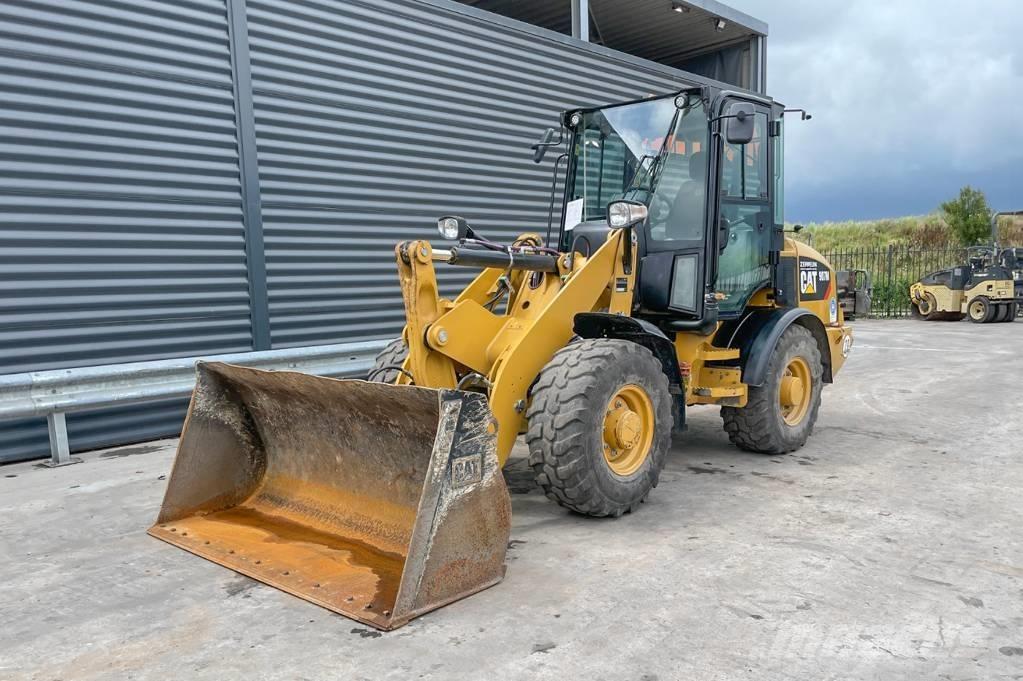 CAT 907M لوادر بعجل