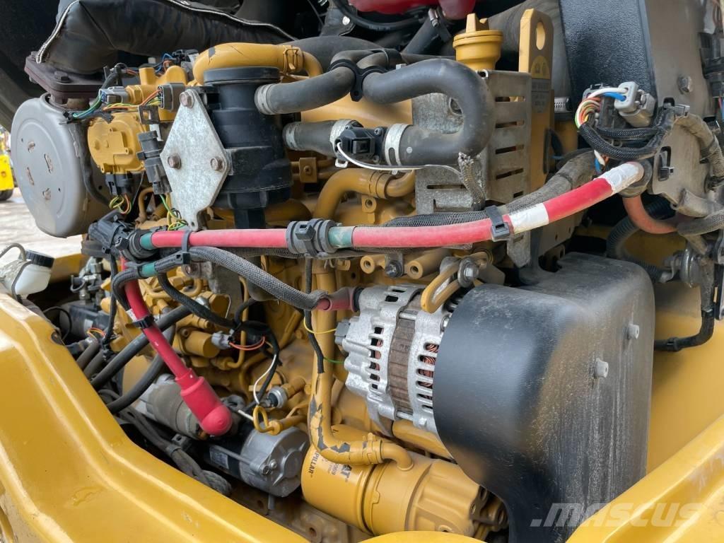 CAT 907M لوادر بعجل