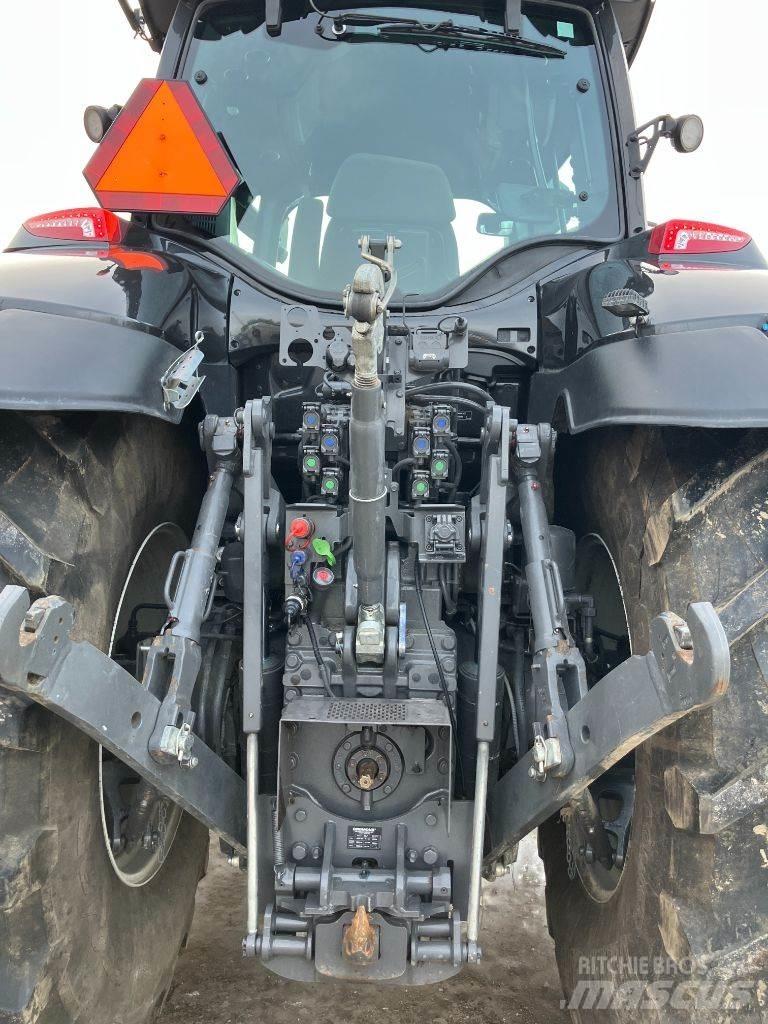 Valtra Q305 الجرارات