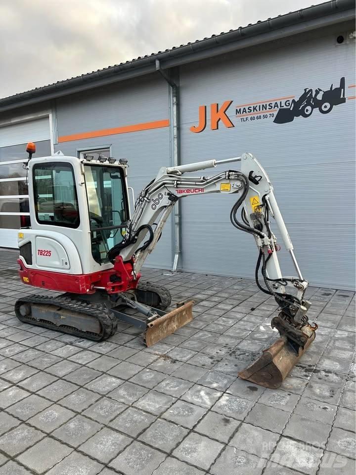 Takeuchi TB 225 حفارات صغيرة أقل من 7 طن (حفارات صغيرة)