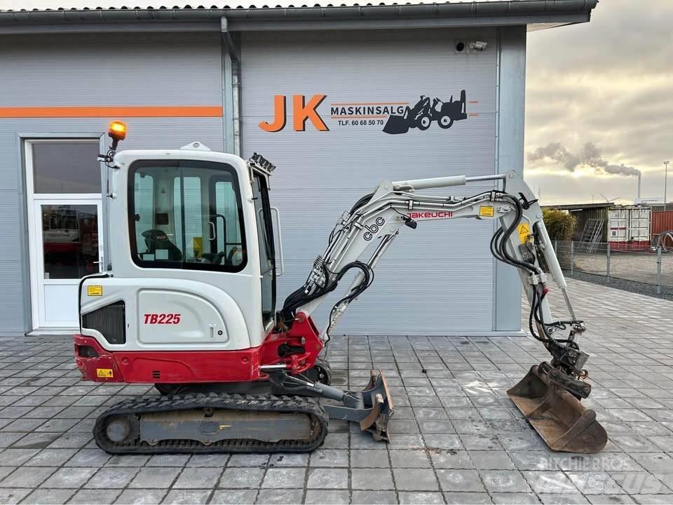 Takeuchi TB 225 حفارات صغيرة أقل من 7 طن (حفارات صغيرة)