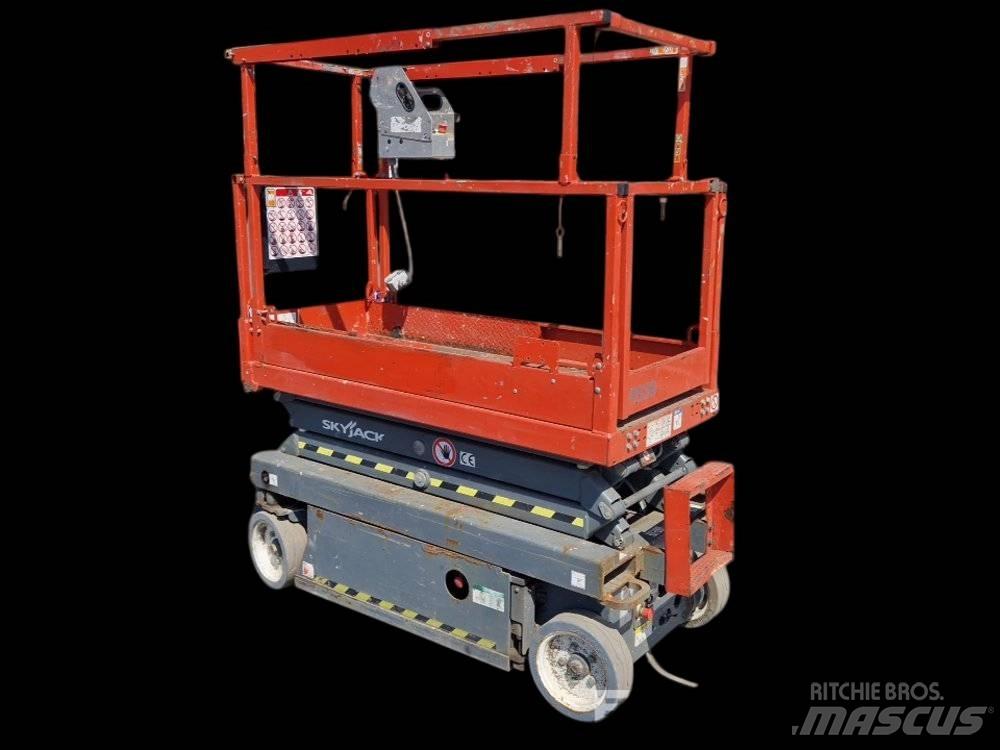SkyJack SJ III 3215 رافعات مقصية الشكل