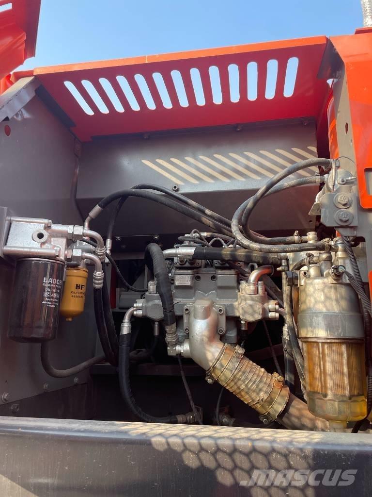Hitachi ZX 210 حفارات زحافة