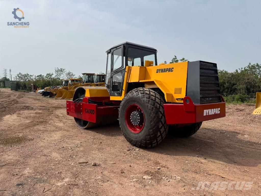 Dynapac CA 30 D مداحل أحادية الأسطوانة