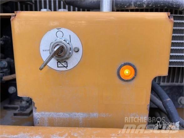 CAT 320 حفارات زحافة