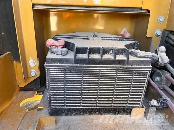 CAT 320 حفارات زحافة
