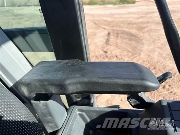 CAT 320 حفارات زحافة