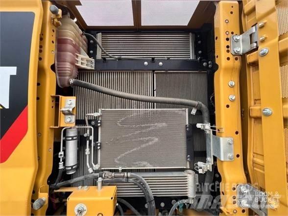 CAT 320 حفارات زحافة