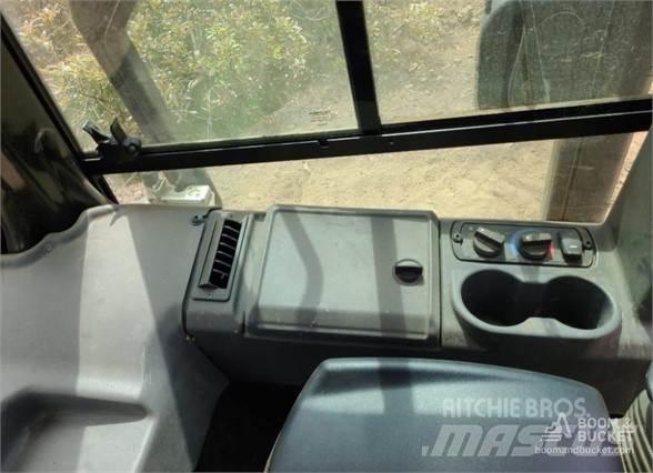 CAT D3 بلدوزرات مجنزرة
