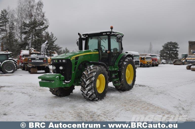 John Deere 8245R الجرارات