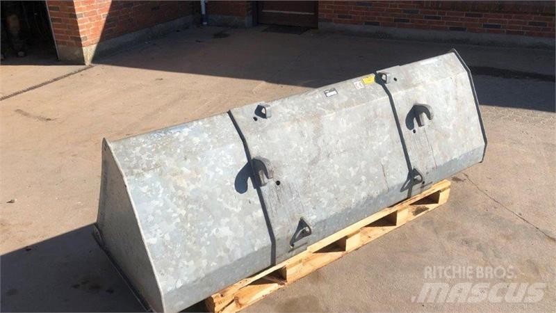 Fliegl  لوادر وحفارات أمامية