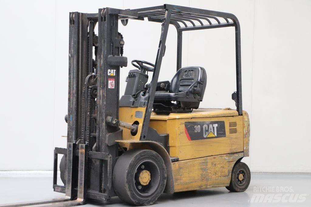 CAT EP30K-PAC شاحنات ذات رافعات شوكية تعمل بالكهرباء