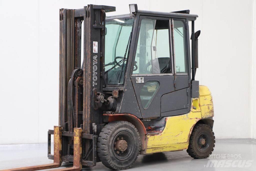 Toyota 02-7FDF25 شاحنات الديزل
