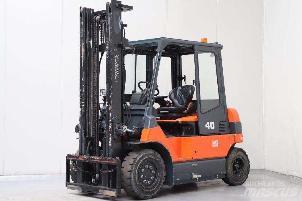 Toyota 7FBMF40 شاحنات ذات رافعات شوكية تعمل بالكهرباء