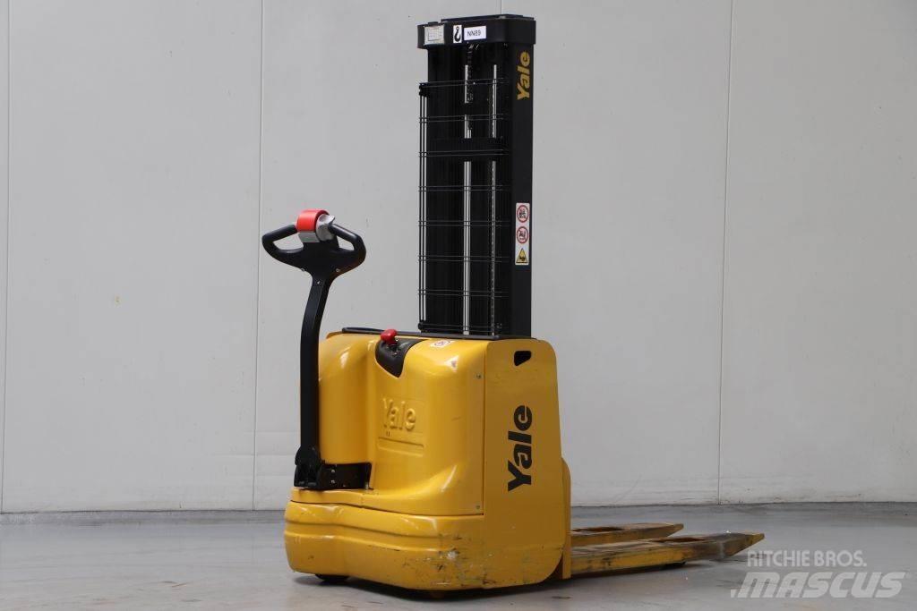 Yale MS10E معدات التكديس الجوالة