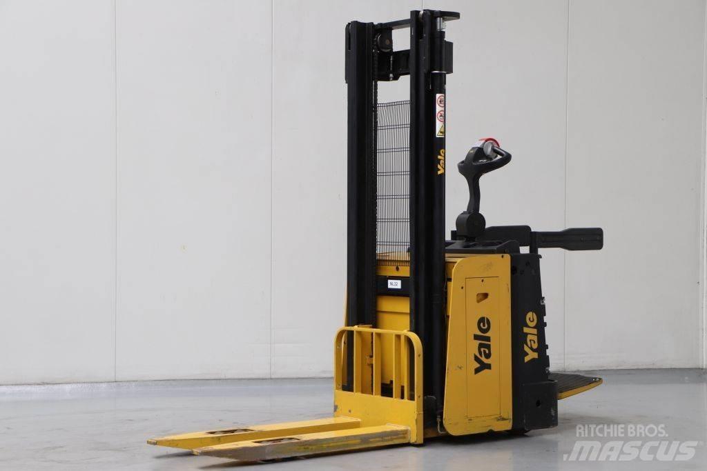 Yale MS12X معدات التكديس الجوالة