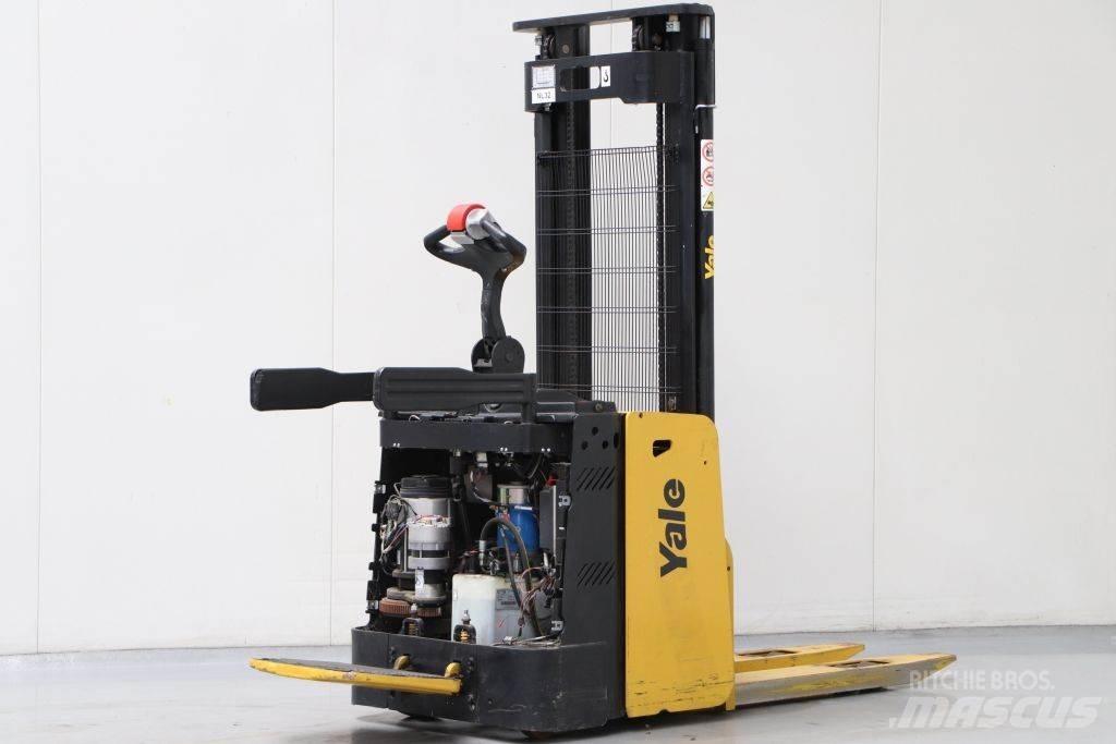 Yale MS12X معدات التكديس الجوالة