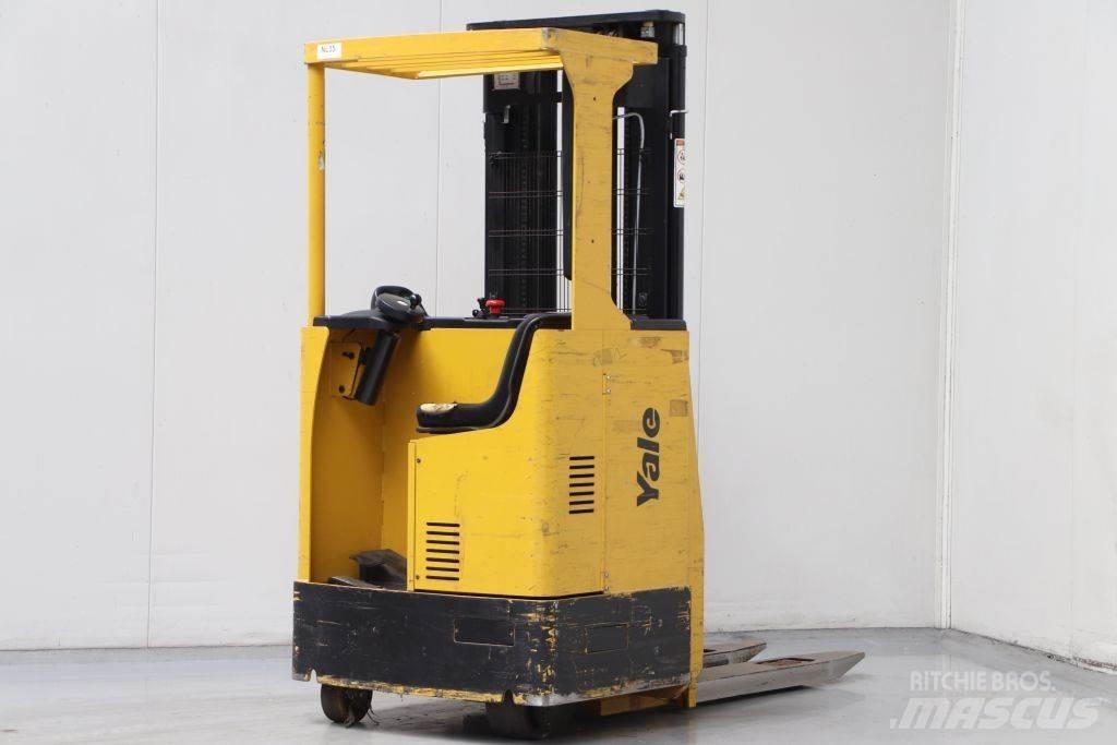 Yale MS15S شاحنات مناولة ذاتية الدفع