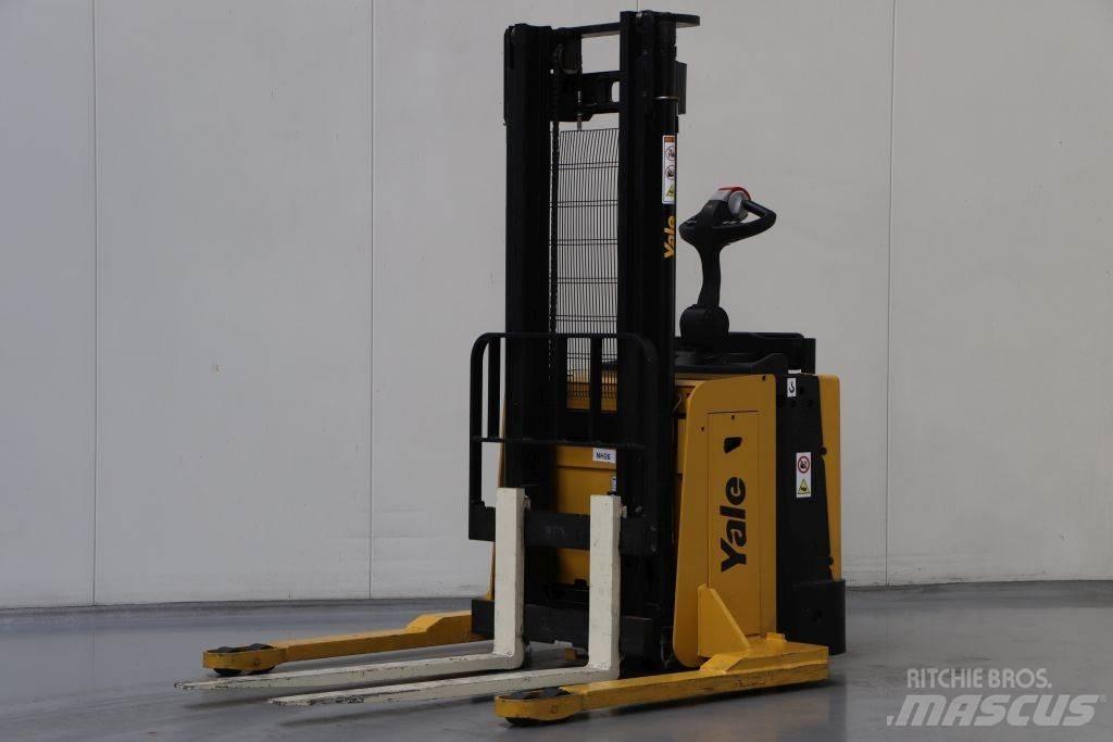 Yale MS15X معدات التكديس الجوالة