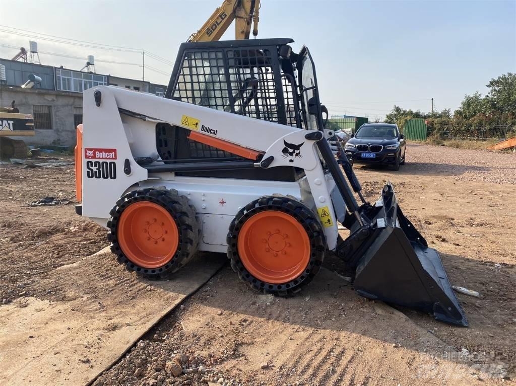 Bobcat S 300 لوادر انزلاقية التوجيه