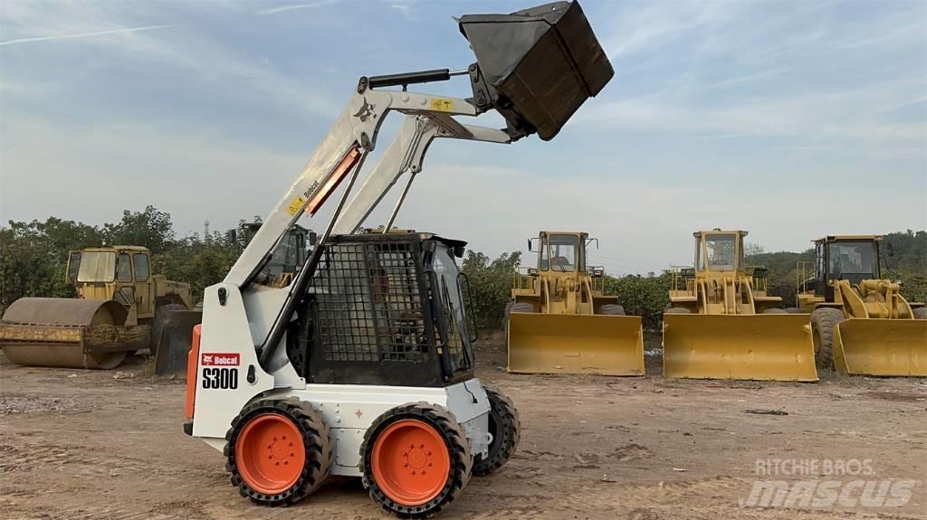 Bobcat S 300 لوادر انزلاقية التوجيه