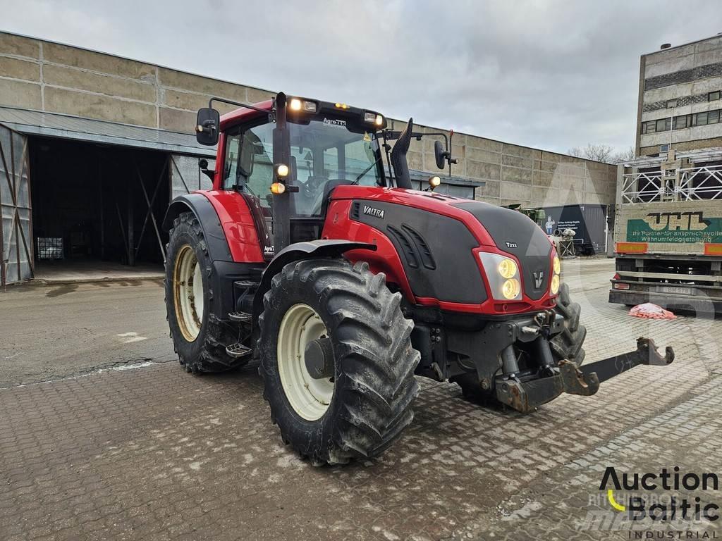 Valtra T213V الجرارات