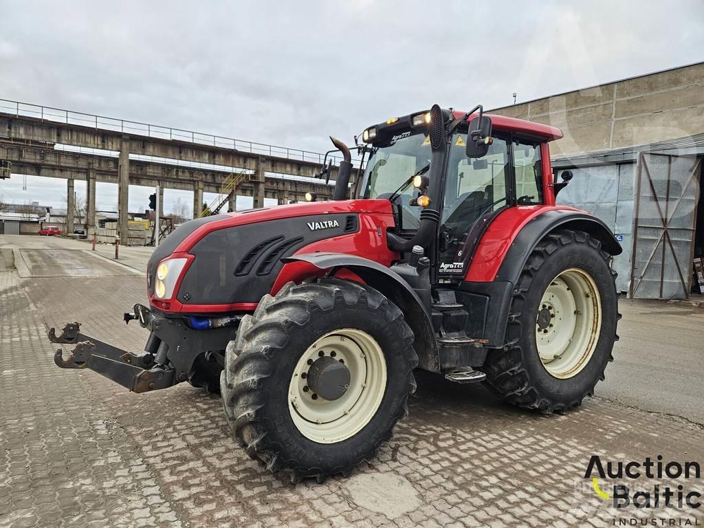 Valtra T213V الجرارات