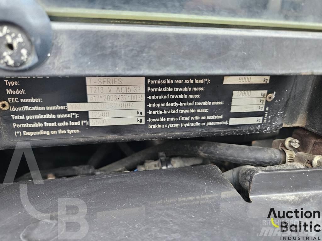 Valtra T213V الجرارات