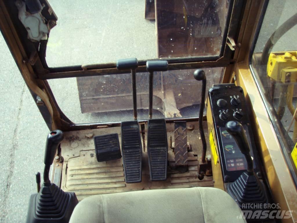 CAT E 70 B حفارات وسط 7 طن - 12 طن