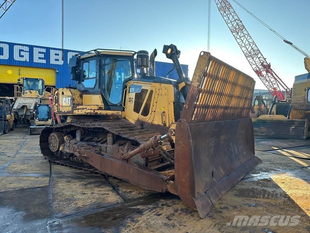 CAT D 7 E LGP بلدوزرات مجنزرة