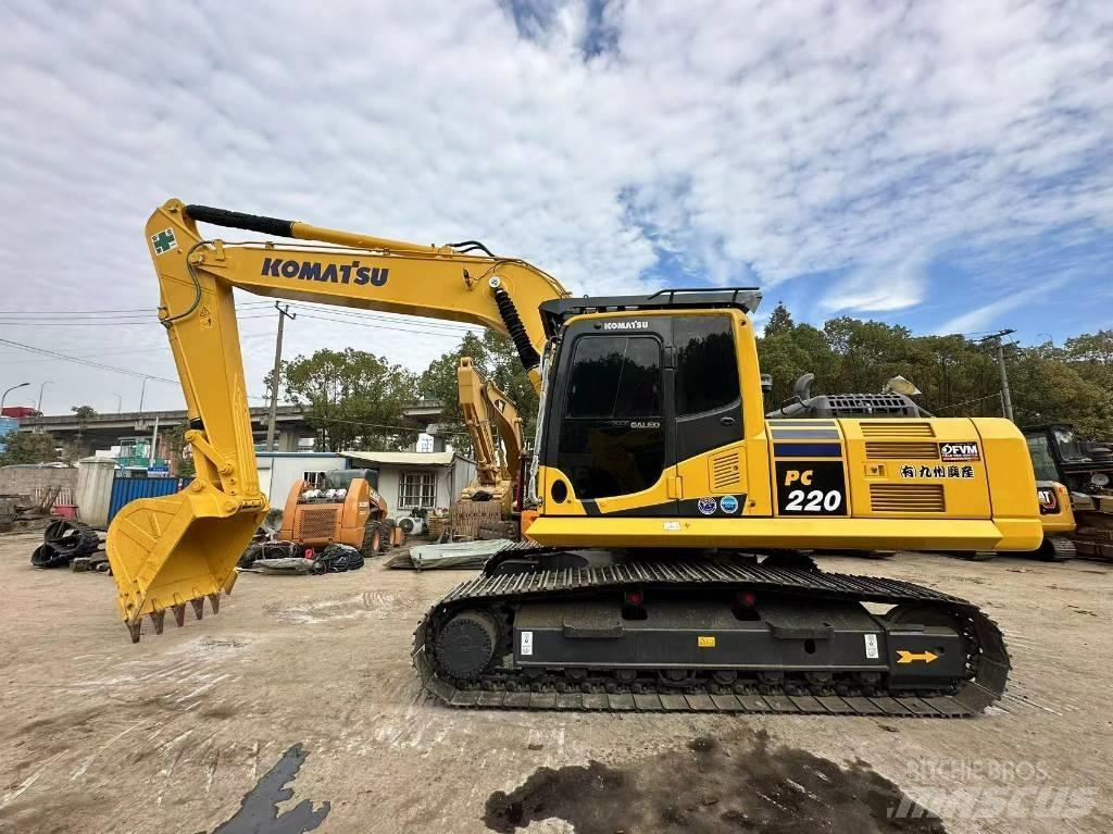 Komatsu pc220 حفارات زحافة