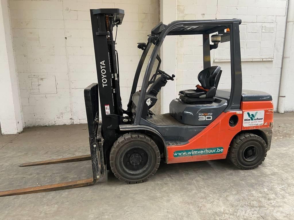 Toyota 52-8 FD 30 شاحنات الديزل