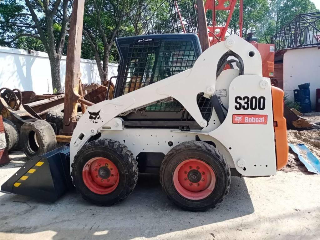 Bobcat S 300 لوادر انزلاقية التوجيه