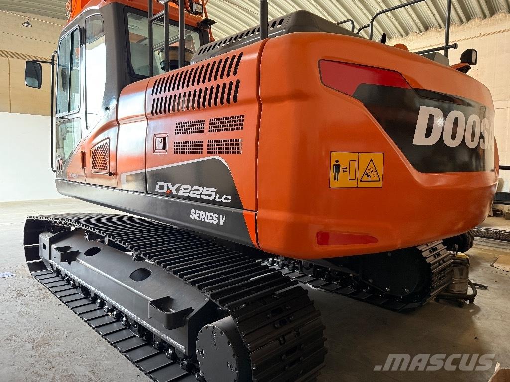  Dossan DX225Lc-5 حفارات زحافة