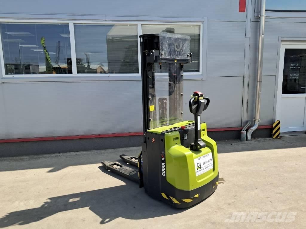Clark SX 12 شاحنات ذات رافعات شوكية تعمل بالكهرباء