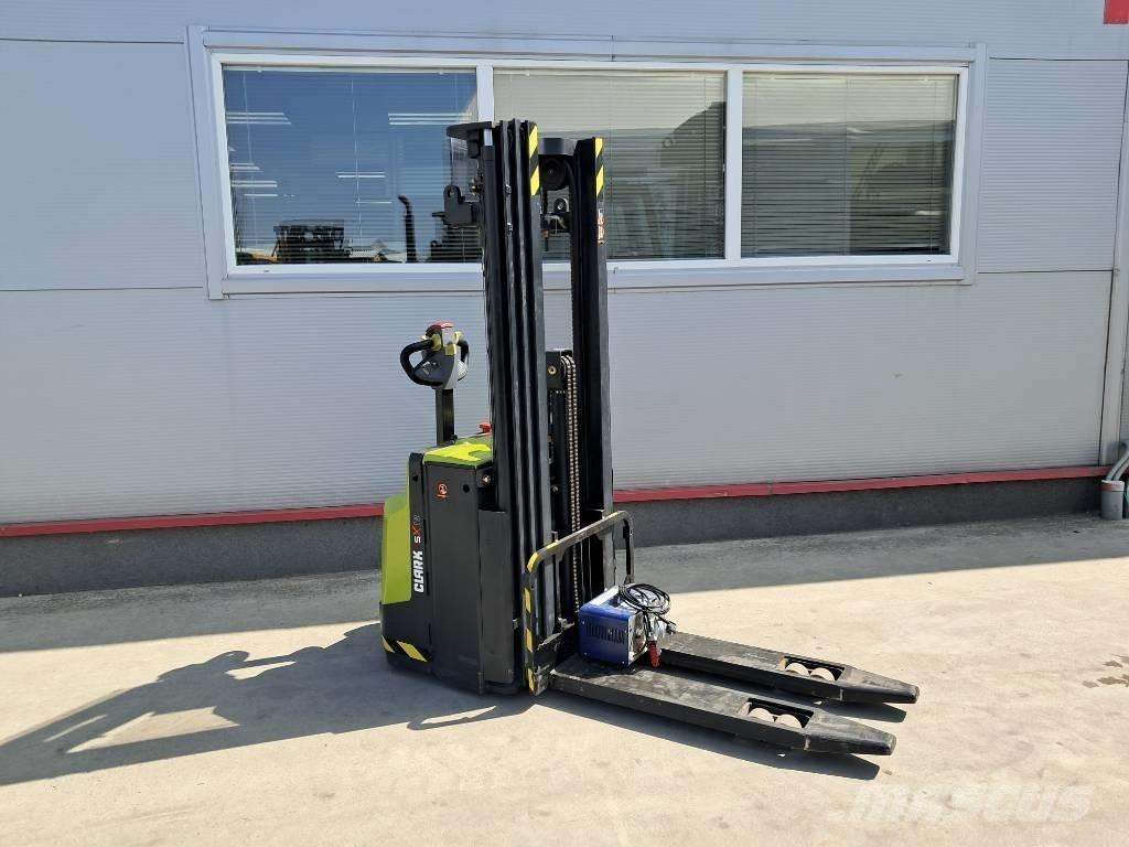 Clark SX 12 شاحنات ذات رافعات شوكية تعمل بالكهرباء