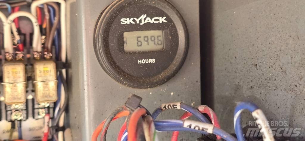 SkyJack SJ 9250 RT رافعات مقصية الشكل