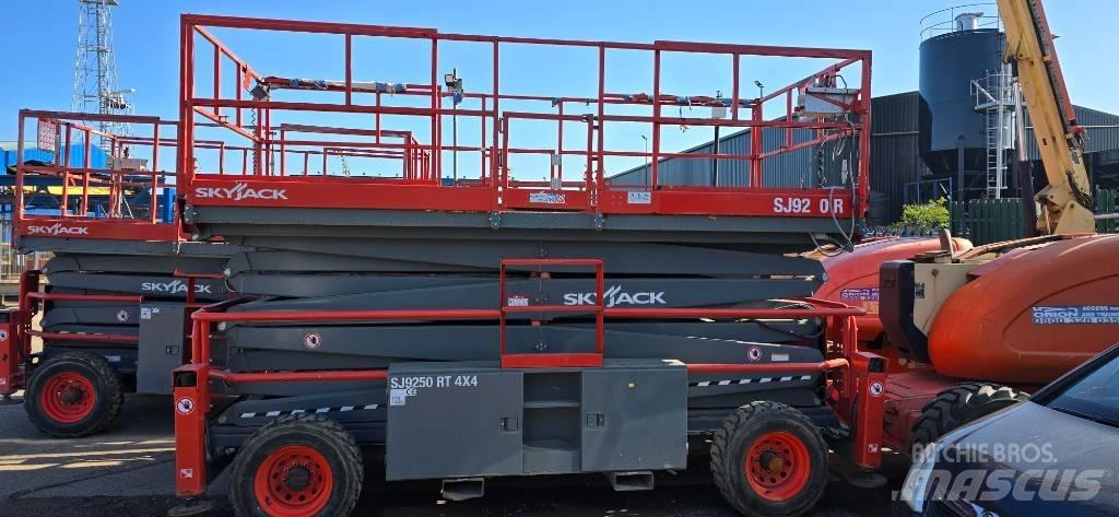 SkyJack SJ 9250 RT رافعات مقصية الشكل