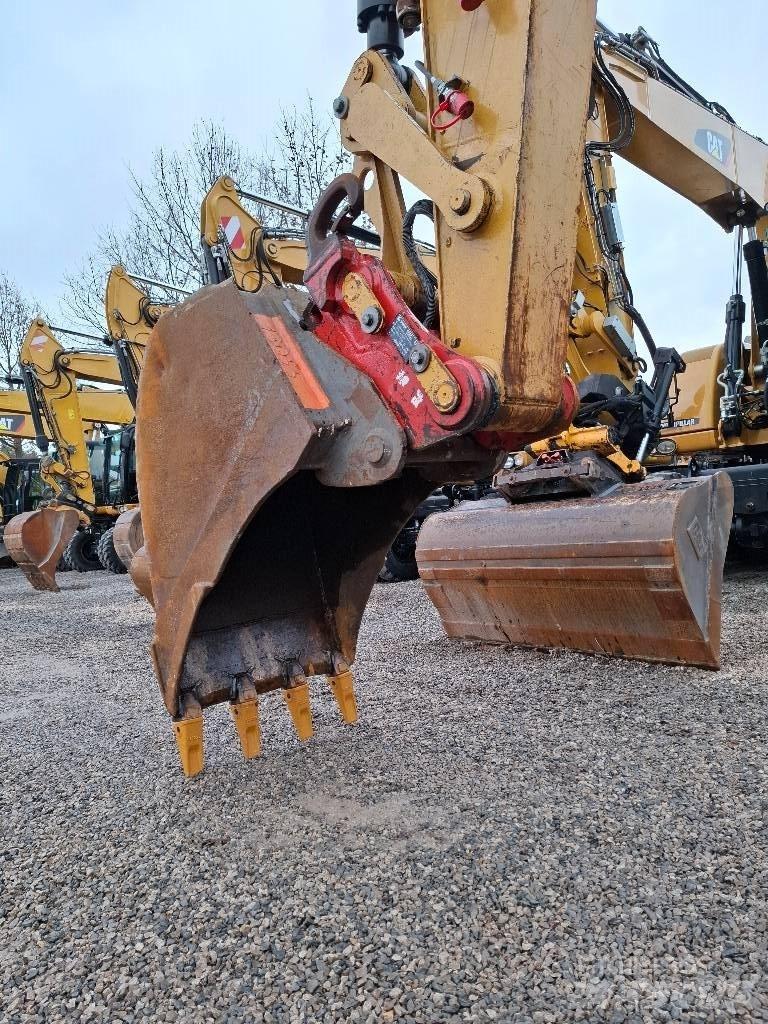 CAT M 313 D حفارات بعجل