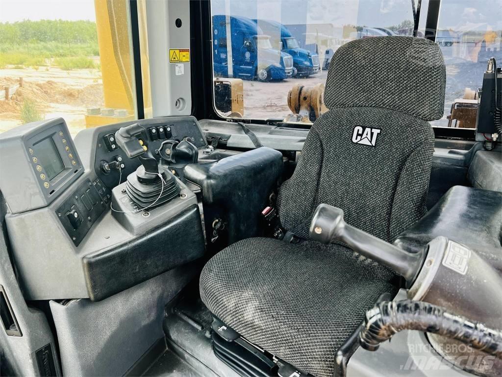 CAT D 8 T بلدوزرات مجنزرة