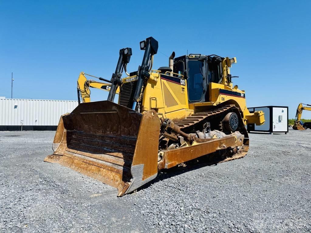 CAT D 8 T بلدوزرات مجنزرة