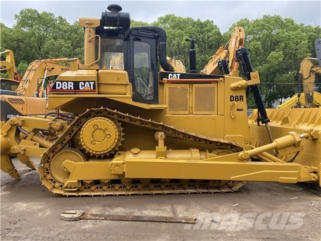 CAT D 8 R بلدوزرات مجنزرة